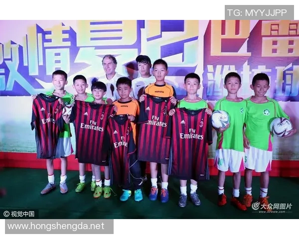 足球明星与中国粉丝亲密合影展现友谊与热情的美好瞬间