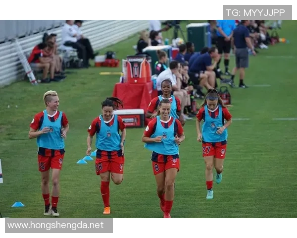 意甲足球明星与魅力美女的完美邂逅展现足球场外的浪漫风情